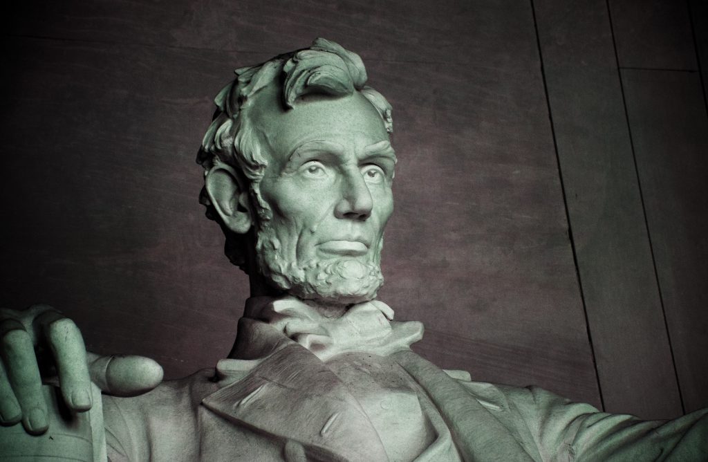 A close up on an Abraham Lincoln statue.